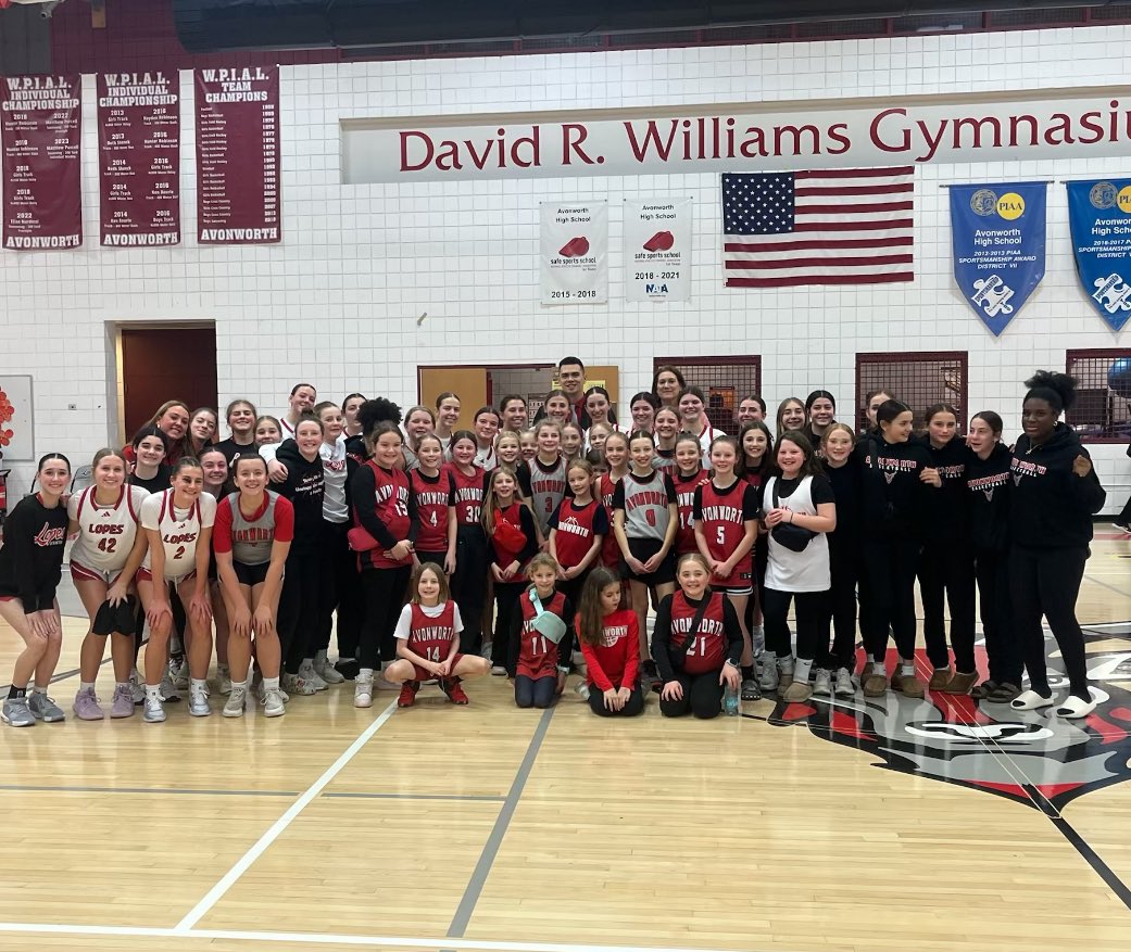 Lopes win on Senior Night over Steel Valley! 

Greta O’Brien 26 📦
Emma Obersteiner 13 🔒
Syd Savatt 10 ⌛️📄
Anna Bradley 8 🧱

BIG TIME ENERGY BROUGHT BY OUR LITTLE LOPES TODAY!

Congrats to our Seniors! A great celebration… but thankfully we still have more bball to play!! 🤘🏻