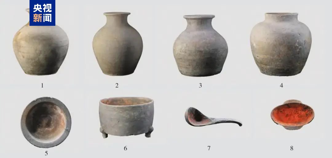 PDChinese's tweet image. 【山西呂梁地區首次發現兩座魏晉時期磚室墓葬】山西省考古研究院6日公布了山西汾陽上廟村魏晉墓M2、M5的發掘資料。這兩座魏晉時期的磚室墓為呂梁地區首次發現，對研究該地區墓葬形制演變、魏晉北朝墓葬地域特點等具有重要意義。M2、M5都為帶長斜坡墓道的磚室墓，主室平面弧邊方形，墓道有台階狀收縮。