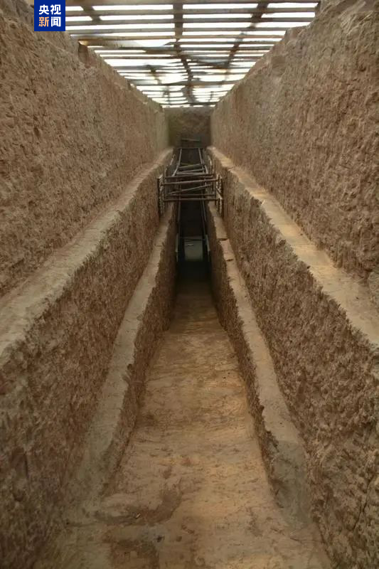 PDChinese's tweet image. 【山西呂梁地區首次發現兩座魏晉時期磚室墓葬】山西省考古研究院6日公布了山西汾陽上廟村魏晉墓M2、M5的發掘資料。這兩座魏晉時期的磚室墓為呂梁地區首次發現，對研究該地區墓葬形制演變、魏晉北朝墓葬地域特點等具有重要意義。M2、M5都為帶長斜坡墓道的磚室墓，主室平面弧邊方形，墓道有台階狀收縮。