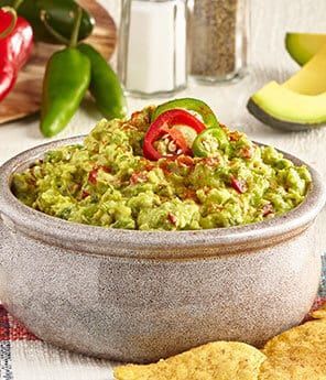 paulabendfeldt's tweet image. Forget dessert, I’m here for the Spicy Three Pepper Guac! 🥑🌶️ Who else loves their #guacamole with a kick? avocadosfrommexico.com/recipe/easy-re… #alwaysagoodbowl #alwaysgood #gno
