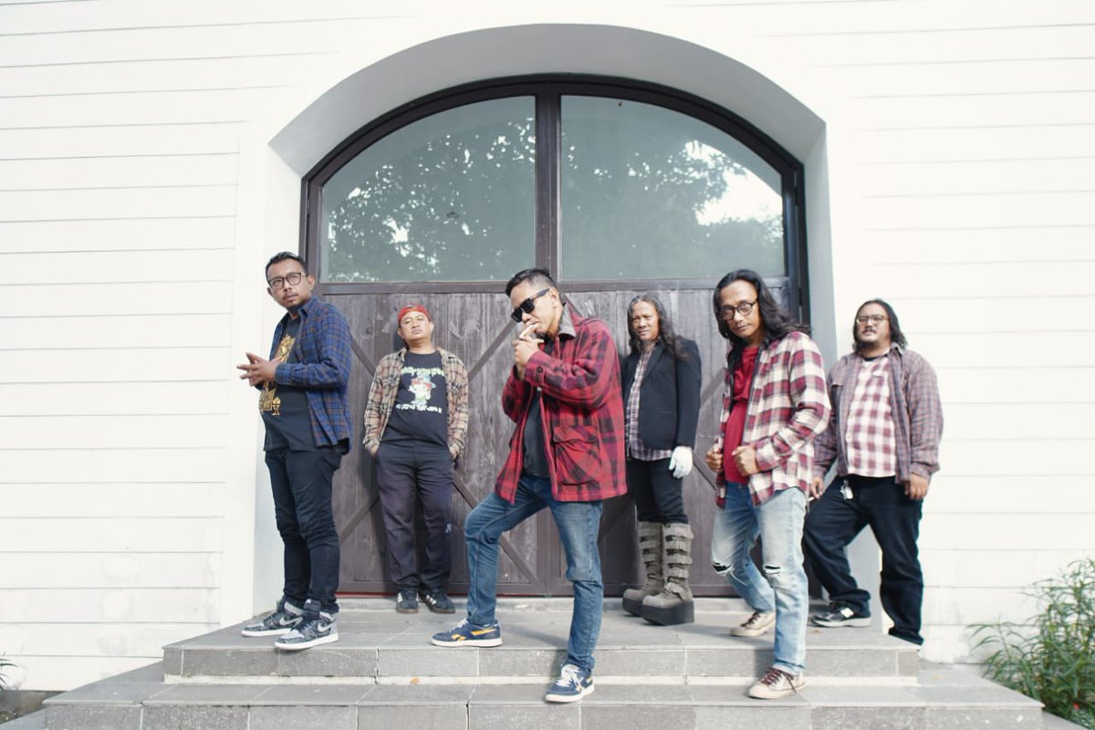 Sesi foto bersama, band Klepto Opera untuk persiapan mini album Terminal Lucidity.

📸 Mbak Rena