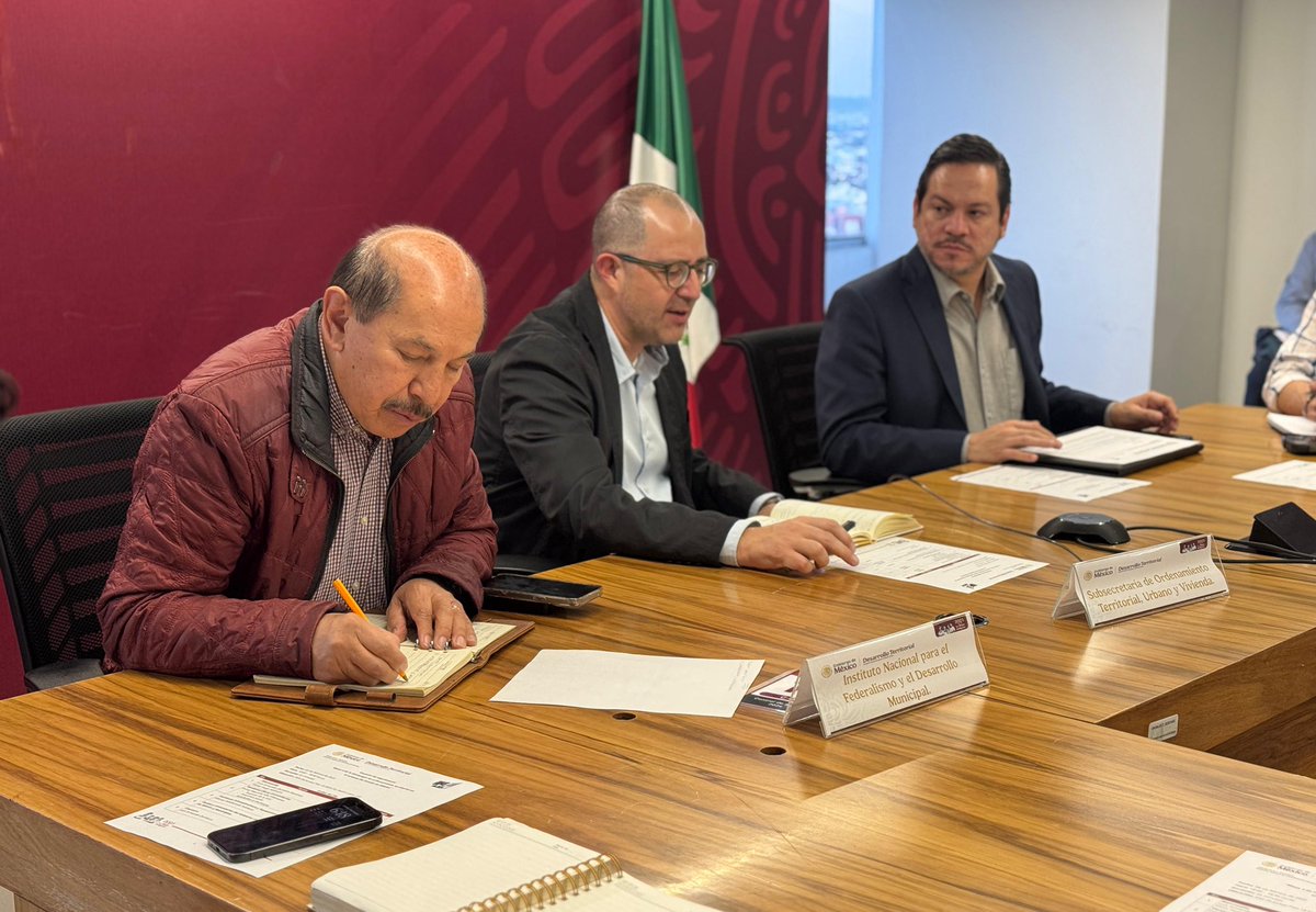 SEDATU_mx's tweet photo. En el marco del Plan de Mejoramiento del Oriente del #Edomex, nos reunimos con @SEGOB_mx y @Edomex para concretar las propuestas de obra comunitaria y equipamiento e infraestructura básica. https://t.co/fXRLQ8hM8b