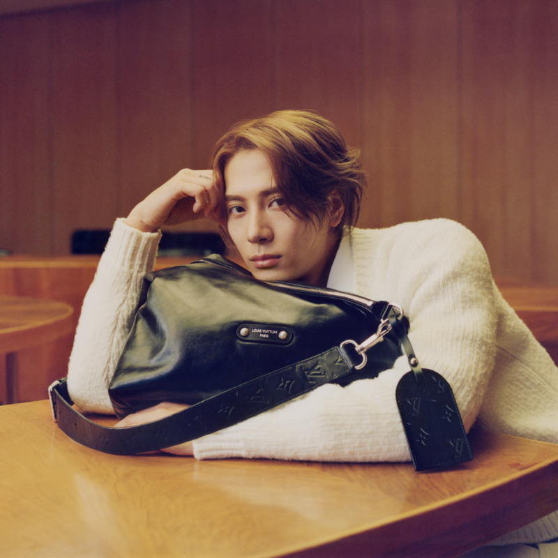 LouisVuitton_JP's tweet photo. 2025春夏メンズ･コレクション
#LouisVuitton のグローバルなコミュニティを讃えて。メゾンのアンバサダー #JacksonWang が大胆なエネルギーで@Pharrellの新コレクションを表現。

#LVMenSS25 #PharrellWilliams
