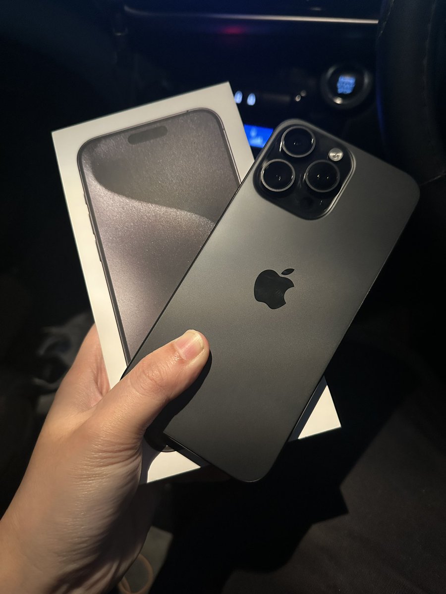SpotlightGadget's tweet photo. iPhone 15 Pro Max 
256gb 
Black Titanium
Zp set ( resit by Switch )
Underwarranty Apple
Battery health 93%

Price : RM3999

Cod sekitar Bandar Segamat
Lain kawasan adjust postage

#spotlightgadget https://t.co/WnoW9kuXwK