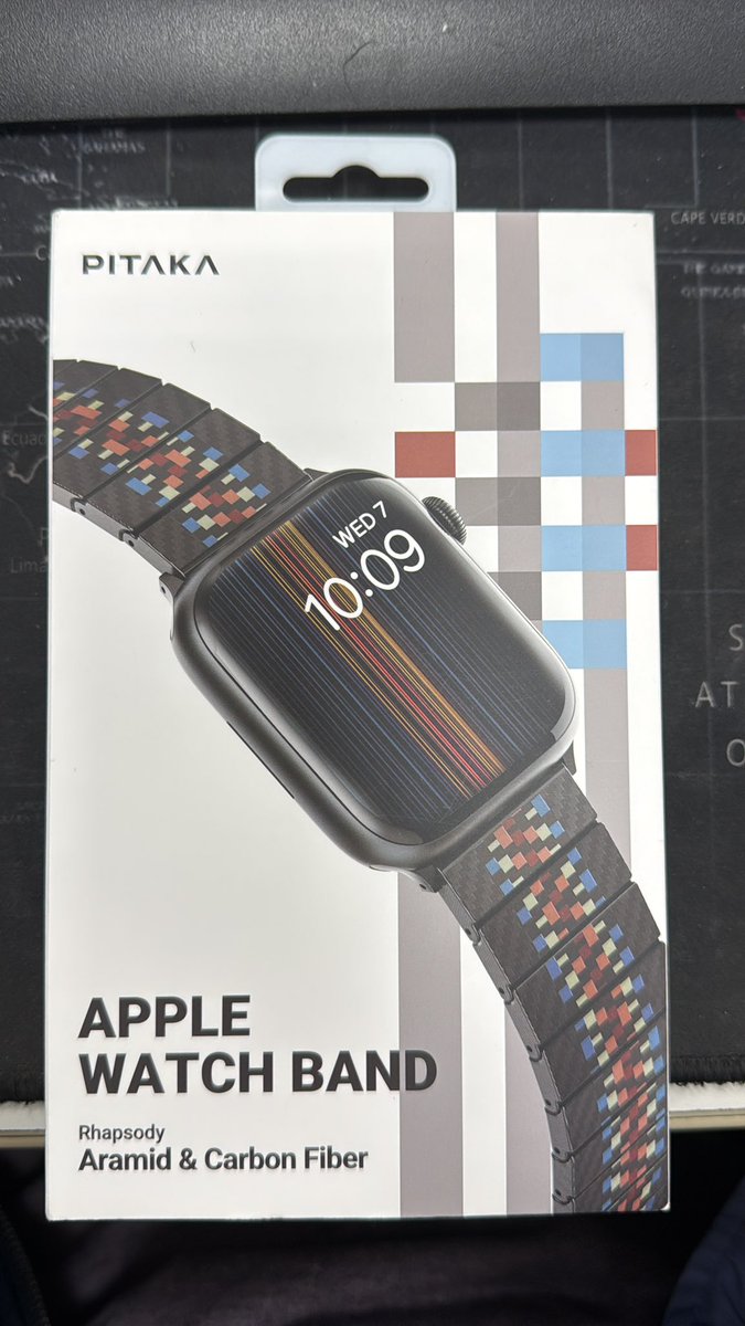 前年戴了apple watch後
戴過矽膠錶帶，戴久了會髒到根本洗不乾淨
也戴過運動的紡織布手錶，但運動後流汗久了會臭
這款碳纖維錶帶解決了重量、生鏽及運動後流汗卡垢會臭的問題
雖然價格不便宜就是了，但對我來說解決了很多問題
#PITAKA 
#AppleWatch