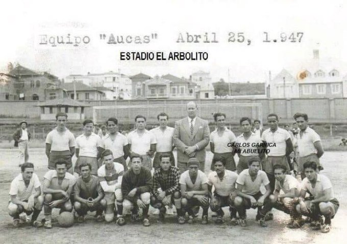 Aucas de 1947  En el medio el Presidente de la Compañía Shell, (fundadora del club) Marius Hullswitt y que fue primer Presidente de Aucas
Se nota su enorme estatura (2,20) quien además fue atleta olímpico por Holanda  <a href="/Aucas45/">S. D. Aucas Oficial</a>  #80AñosAucas