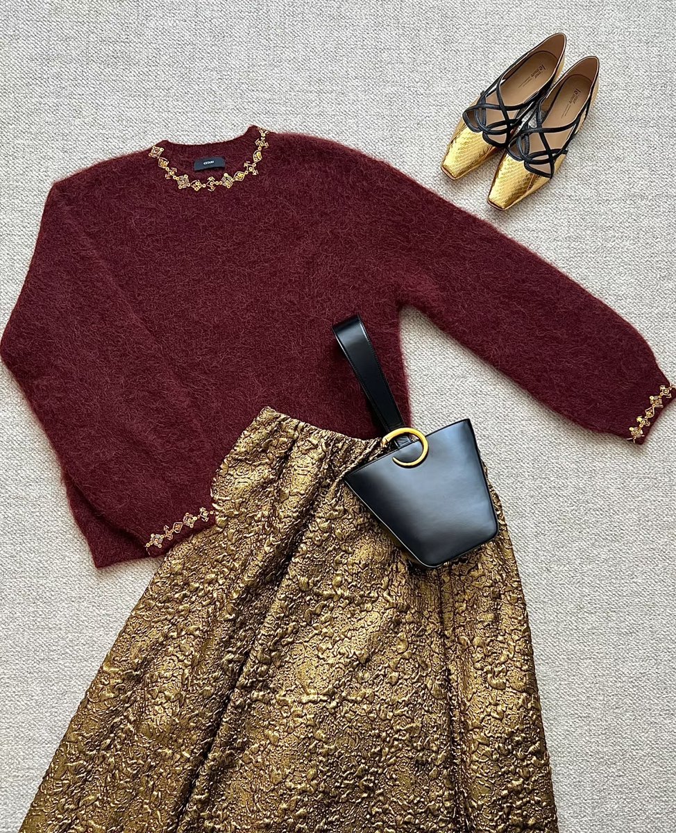 travelingswit's tweet photo. Rich burgundy and luxe gold – the perfect duo for an effortlessly chic look ✨🍷 This outfit is giving major opulence with its textured metallic skirt, embellished knit, and those stunning gold-detailed shoes! 💫 #ElegantStyle #GoldGlam #WinterChic https://t.co/B58Z6WVzBo