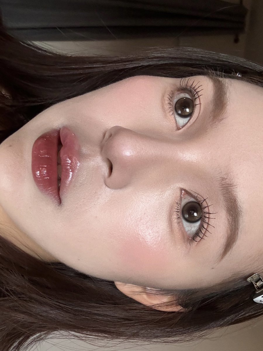 จะเรียกว่า everyday look ก็ได้ แต่จับช่อขนตานี้อาจจะไม่เอฟวี่เดนะ 😭😭 วันนี้พามาแต่งตาเบาๆ เน้นแก้มกับปากสีน่ารักๆๆ คิดไม่ออกแต่งตลอดลุคนี้ 👀📑

How to ละเอียดๆๆในเมนชั่นนะคับ