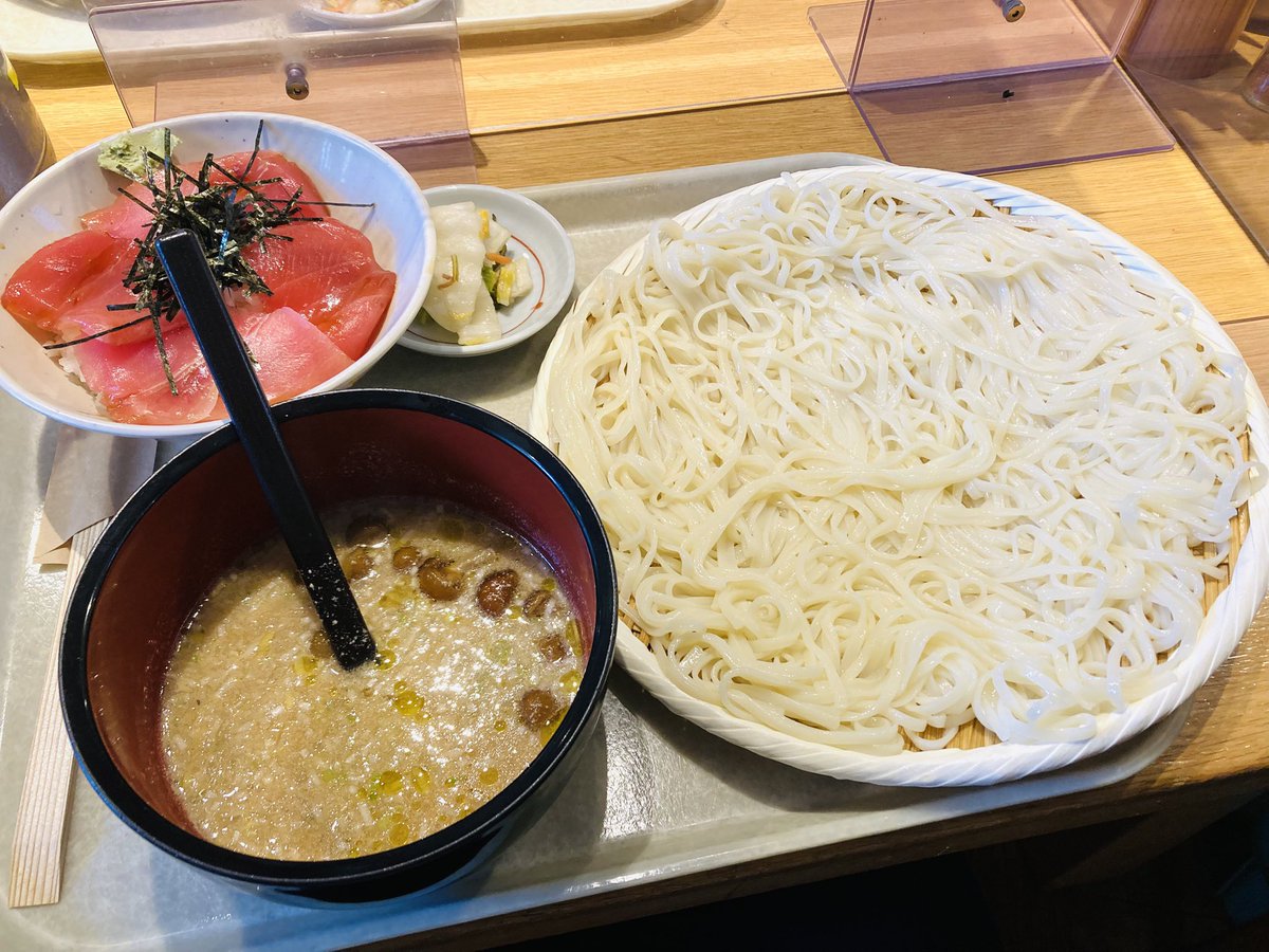 twinklestar1111's tweet photo. 稲庭うどん七蔵
つけダレは、なめこです🍄

魅惑の新橋駅前ビル🏙️✨
今日もサラリーマンで大にぎわい👩‍💼

浜松町のお客様訪問前に
元気チャージ🌟完了しました💪 https://t.co/Q92g5gcMKQ