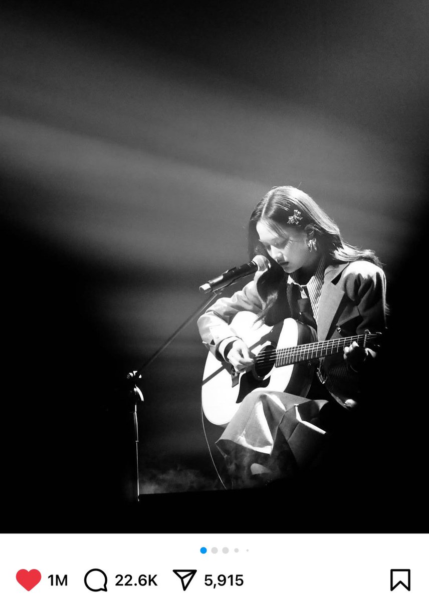 laobong5555's tweet image. รีวิว ฟรีน สโรชา กับการเล่นกีตาร์และร้องเพลง #bestpart

- เล่นช่วง intro ได้ถูกต้องทั้งหมดตาม melody เพลง

- มีการขยับข้อมือซ้ายตอนกดโน้ต ทำให้เกิดมิติใหม่ ๆ ทางเสียง (vibrato) จุดนี้ทำให้เราเรารู้สึกว่าเขาเก็บทุกเม็ดจริง ๆ น่าจะตั้งใจเรียนมาก

- เล่นจังหวะเกี่ยวตบ ที่ทำให้เกิด