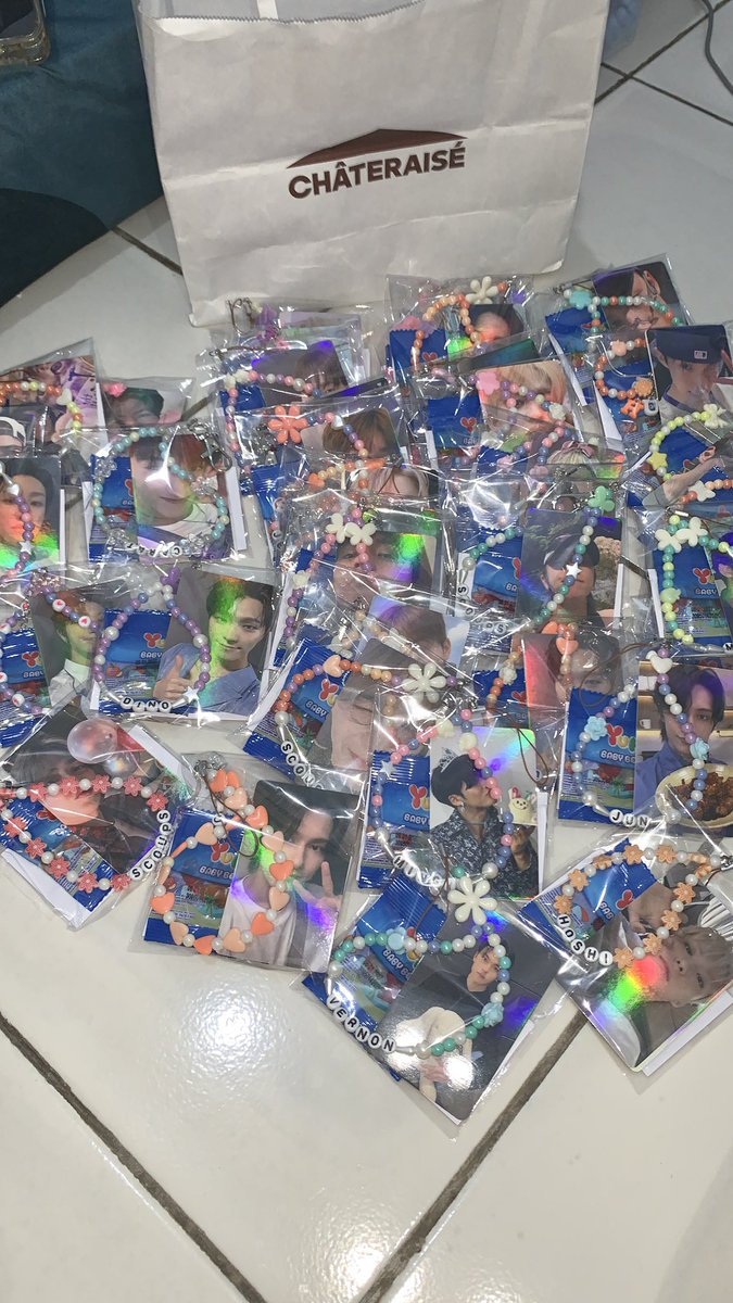 yoraaya11's tweet photo. Caratdeull~
See u in concert 'SEVENTEEN RIGHT HERE IN JAKARTA' 
Bantu abisin freebies aku yaaa🥰🫶🏻 https://t.co/umD5yDHyP9