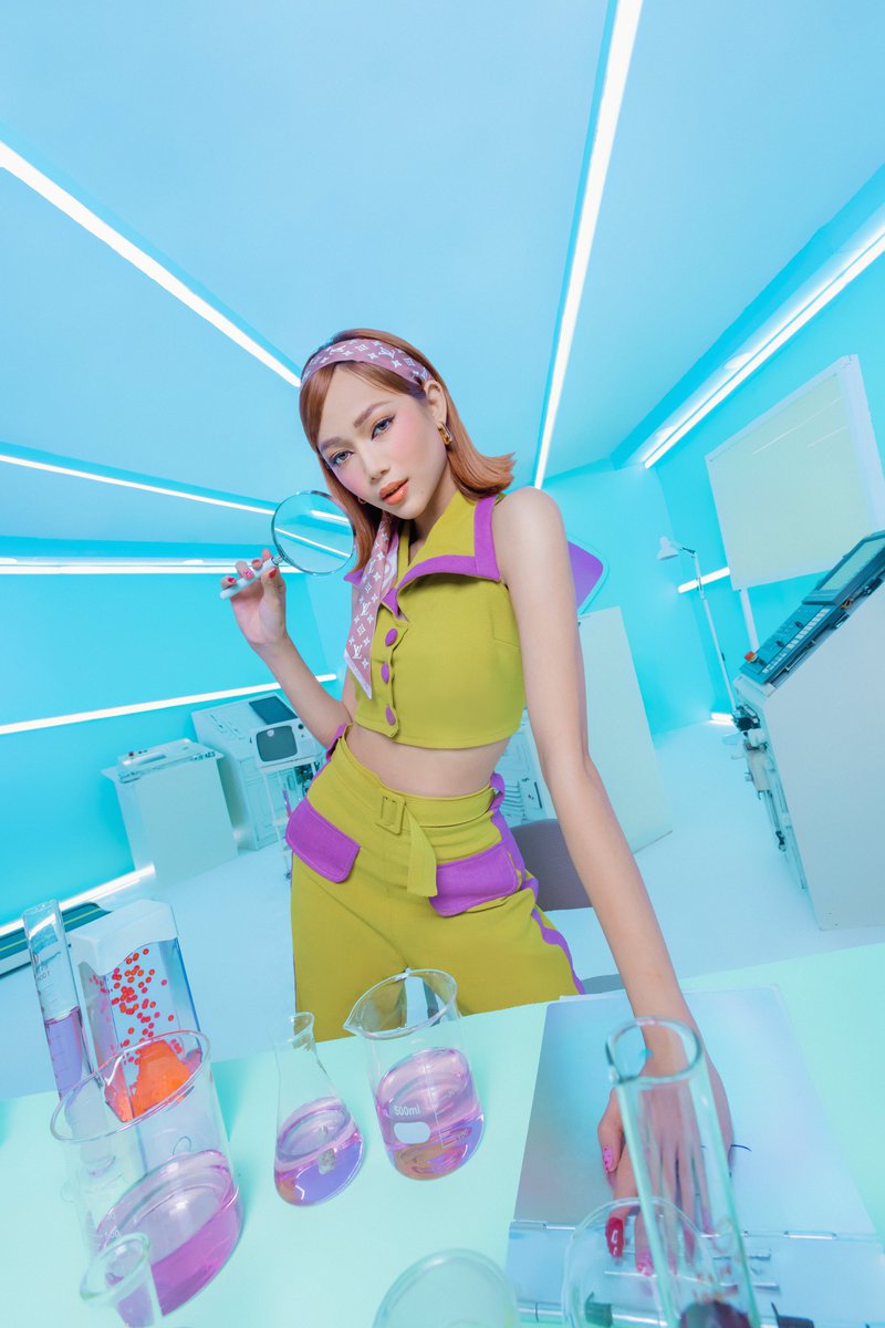 Blink Twice and discover the elements of the BINIverse! 💎💫

Pre-save the link and comment #BINI_BlinkTwice if you’re ready for its release! 👀
🔗 orcd.co/bini_blinktwice

Concept Photo [ Gwen ]
#BINI | #BINI_BlinkTwice