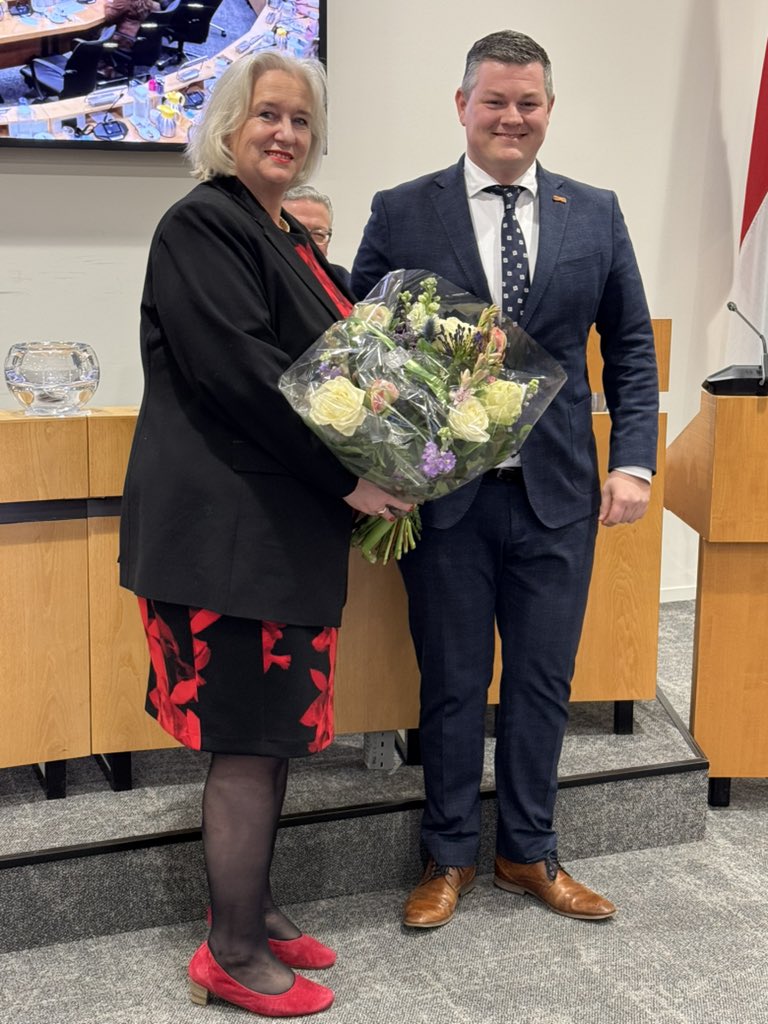 Goed nieuws! 🎉 De raad draagt Marianne Schuurmans voor als burgemeester voor de komende zes jaar. Fractievoorzitter Mark Achterbergh: “Toegankelijk, betrokken en met een hart voor de zaak. Ik ben enorm blij dat ze doorgaat!”