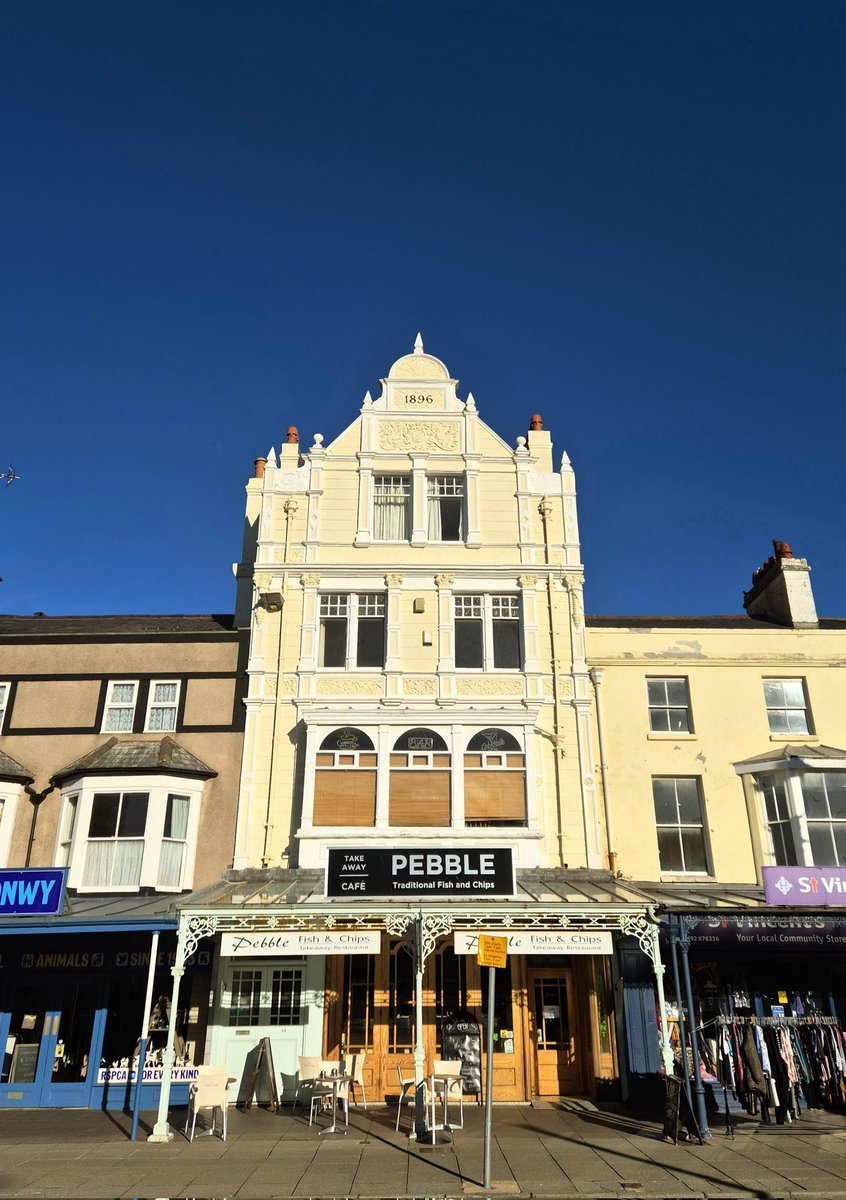 LZellas's tweet photo. Pebble chip shop, Mostyn Street
Llandudno
#shopfrontfriday
#fishshopfriday https://t.co/0yYHBEzWyx