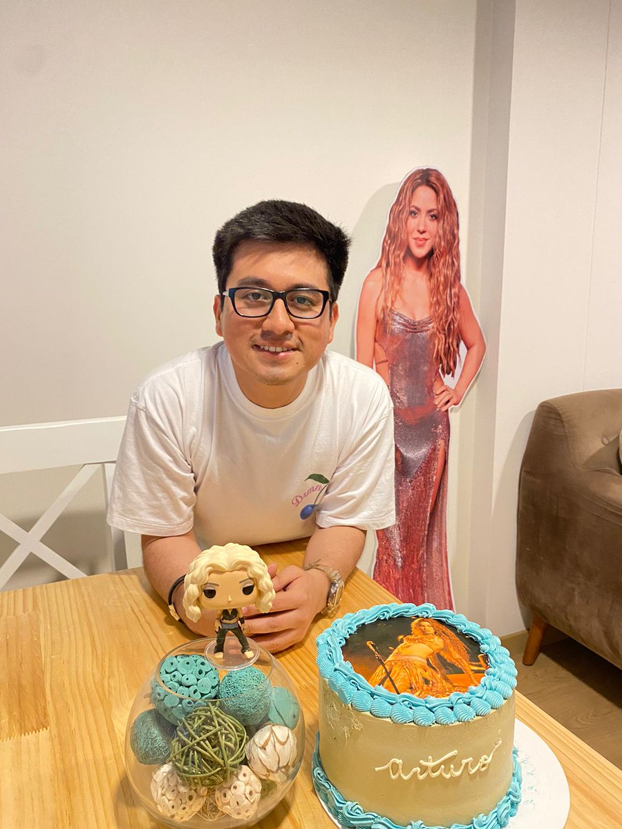 Hoy día cumplo 37 vueltas al sol y estoy tan feliz que sólo queden 9 días para ver a mi cantante favorita en mi país. <a href="/shakira/">Shakira</a> te espero en Lima, este 16 y 17 de febrero en el Estadio Nacional de Perú 🐺🐾💎¡Auuuuuuuuuu!