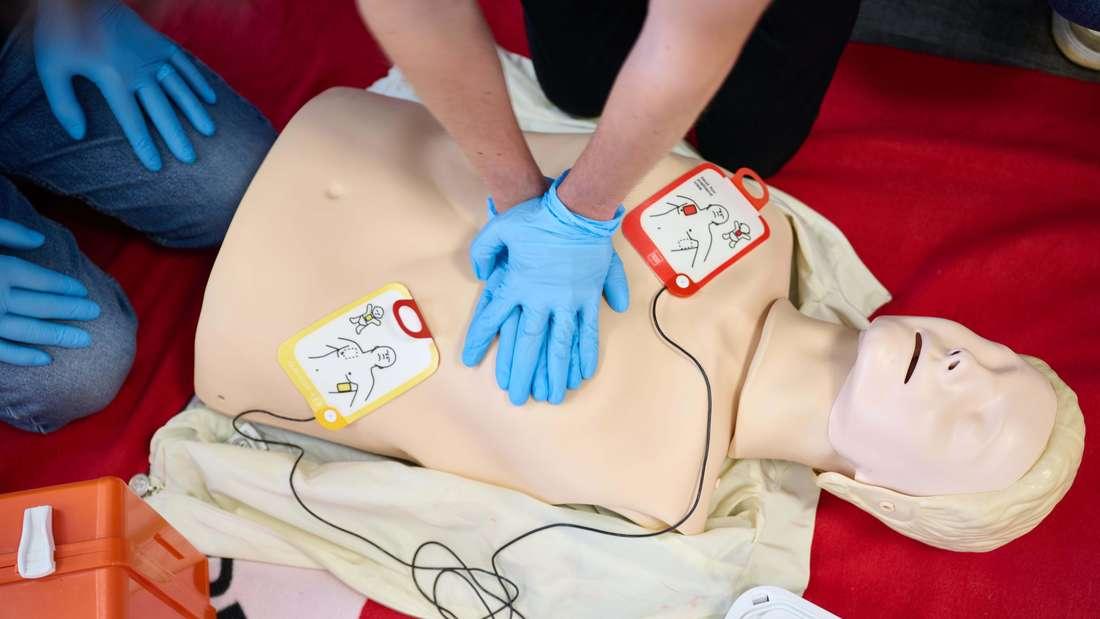 (+) Als der Erste-Hilfe-Kurs in Traunstein vorbei war und alle anderen schon gegangen waren, sah ein 23-Jähriger seine Chance gekommen: Mit einer Fußmassage ging es los, dann wurde er bei einer Frau übergriffig - jetzt verurteilte ihn das Amtsgericht. bgland24.de/bgland/region-…