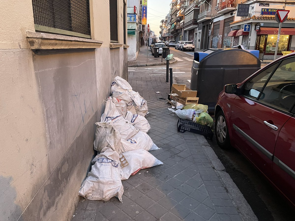 almeideros's tweet photo. @comechenator @Lineamadrid @SoniaCQ @bcarabante @Mtnezparamo Estos sacos de escombros deben de llevar 10 días ahí sin que nadie haga nada. #Useratucaca https://t.co/T8UkjjUL7r