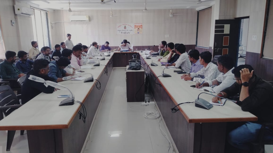 nizarprant's tweet photo. ગત રોજ નિઝર ડીવીઝનમાં સમાવિષ્ટ ત્રણેય તાલુકાના મહેસુલી અધિકરીશ્રીઓ તથા કર્મચારીશ્રીઓની બેઠક યોજી, iRCMS, iORA, e-SARKAR, RIC PARA, બાકી પ્રકરણો વિગેરે તમામ મુદ્દાઓ પરત્વે ચર્ચા કરી જરૂરી સૂચનાઓ આપી. https://t.co/6agzNJngXE