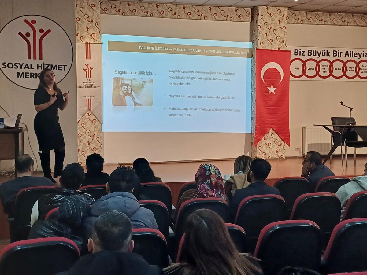 "Evlenecek Gençlerin Desteklenmesi Projesi" kapsamında evlilik öncesi eğitimler devam ediyor. 07.02.2025 tarihinde düzenlenen eğitime Tuşba ilçemizde ikamet eden 16 çift katıldı.

#AileYılı