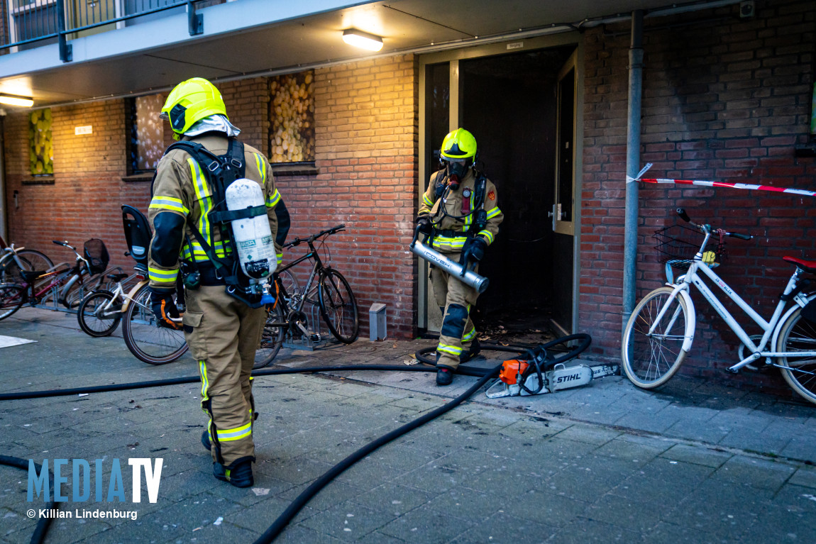 Felle brand in kelder van flat in Rotterdam, drie woningen ontruimd