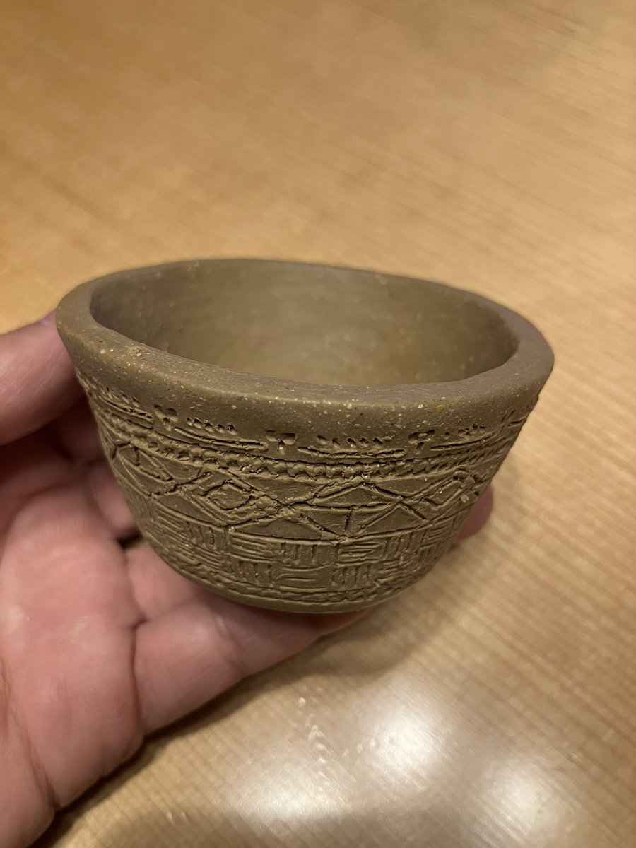 土器風の器を作ってみた
直線を引くのがこんなにも難しいとは...

#縄文
#青森
#土器