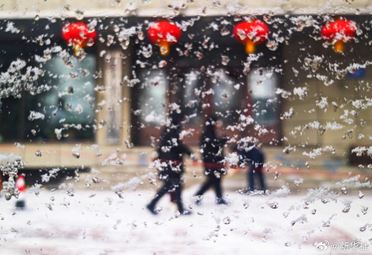 viola_yee1's tweet photo. 哈尔滨下雪了！亚冬会今晚开幕，这氛围感拉满了。#亚冬会 #AsianWinterGames #Harbin #harbin https://t.co/R36pCHMO3D
