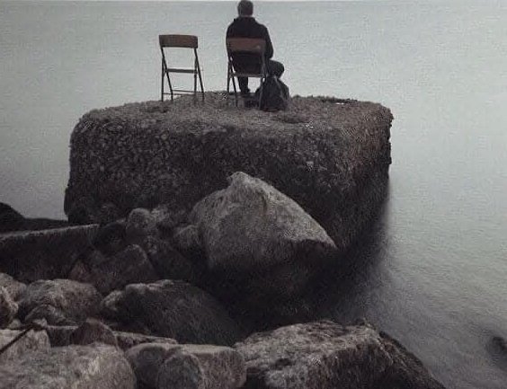 अपनी आदत डाल कर...अचानक दूर हो जाना... एक अजीब सा खालीपन छोड़ जाता है.... जैसे कोई किताब का सबसे खूबसूरत पन्ना कोई चुपके से फाड़ ले जाए.......जाने वाले के साथ सिर्फ वो इंसान नहीं जाता..... साथ में कई अनकही बातें, अधूरे ख्वाब, और रिश्तों की गहराई भी खो जाती है.....ये दर्द ऐसा होता