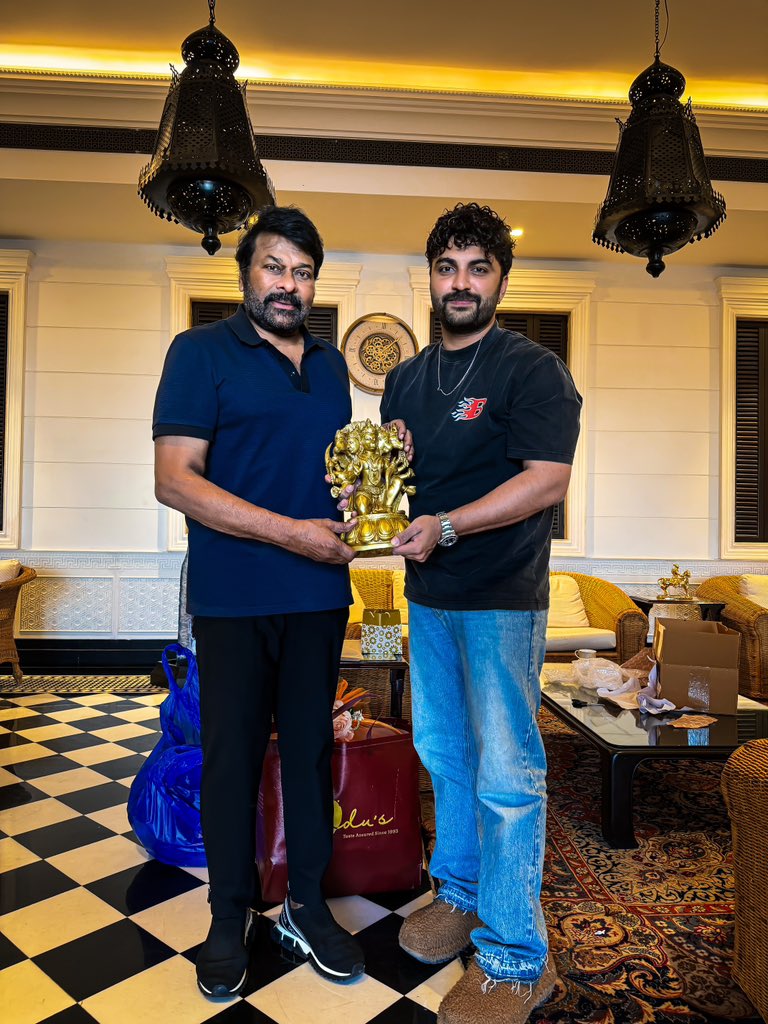 hifiosama9999's tweet photo. 🔥 BOSS OF MASSES 🔥
For the MASS KA DAS 💥
A MEGA MASS EVENT is LOADING… ⚡
Get ready to witness HISTORY in the making! 🚀
@KChiruTweets
@VishwakSenActor
#MegaMassEvent #BossOfMasses #Masskadas #VishwakSen #Megastar #Lailla https://t.co/VoJkYGxe1y