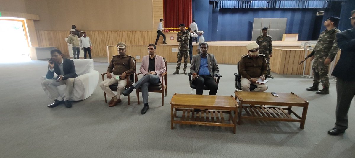 DC_Ranchi's tweet photo. आज माननीया राष्ट्रपति भारत, श्रीमती द्रौपदी मुर्मु के 15 फरवरी 2025 को बीआईटी मेसरा के जी.पी . बिरला ऑडिटोरियम में 
Platinum Jubilee Year Celebration (2024-2025)  कार्यक्रम को लेकर, कार्यक्रम स्थल का निरीक्षण करते हुए तमाम व्यवस्थाओं का जायजा लेते हुए सम्बंधित सभी अधिकारियों । https://t.co/Afu4NbKEAP
