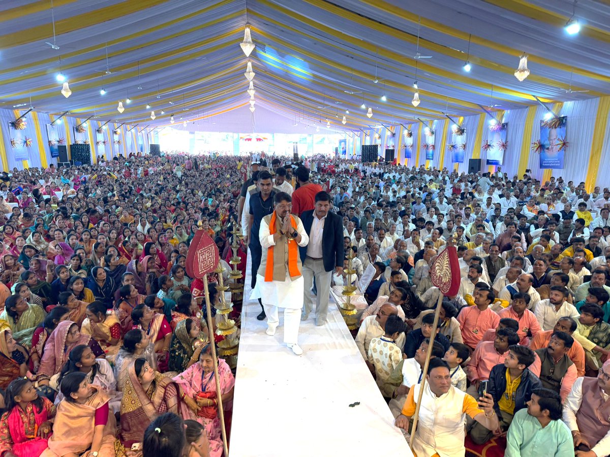 KailashOnline's tweet photo. आज इंदौर में आयोजित आध्यात्मिक आलोक के स्रोत भव्यातिभव्य आचार्य पद प्रदान अलंकरण समारोह में सहभागिता कर पुण्य लाभ अर्जित किया।

इस पावन अवसर पर पूज्य आचार्य देवेश श्री हेमचंद्र सागर सूरीजी एवं आचार्य संघ से मंगल आशीर्वाद प्राप्त कर आत्मिक आनंद की अनुभूति हुई। 

संत जनों की गरिमामयी उपस्थिति एवं आशीष से संपूर्ण वातावरण धर्म, श्रद्धा और सत्संगति की सुगंध से सुरभित हो उठा।