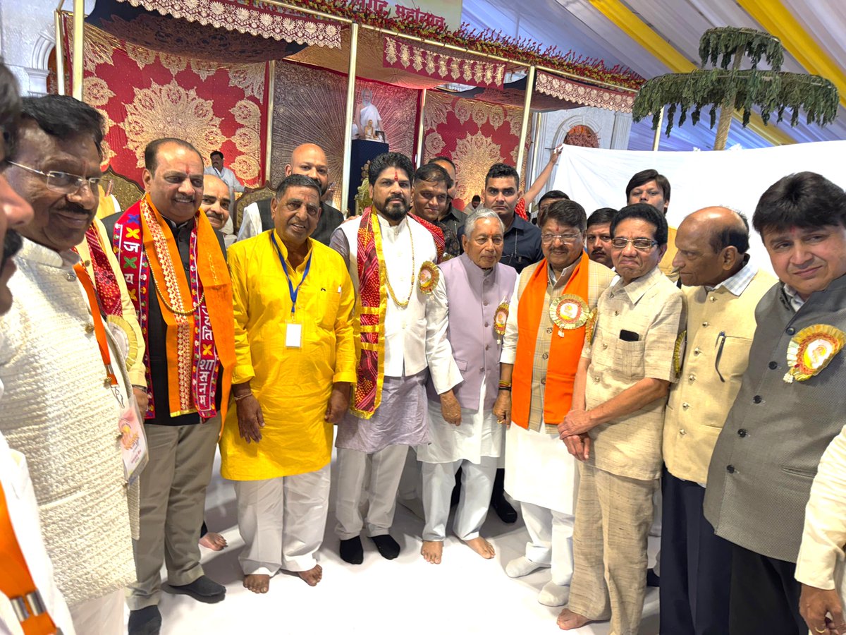 KailashOnline's tweet photo. आज इंदौर में आयोजित आध्यात्मिक आलोक के स्रोत भव्यातिभव्य आचार्य पद प्रदान अलंकरण समारोह में सहभागिता कर पुण्य लाभ अर्जित किया।

इस पावन अवसर पर पूज्य आचार्य देवेश श्री हेमचंद्र सागर सूरीजी एवं आचार्य संघ से मंगल आशीर्वाद प्राप्त कर आत्मिक आनंद की अनुभूति हुई। 

संत जनों की गरिमामयी उपस्थिति एवं आशीष से संपूर्ण वातावरण धर्म, श्रद्धा और सत्संगति की सुगंध से सुरभित हो उठा।
