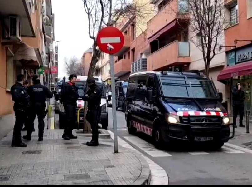 PAHSantBoi's tweet photo. @gencat #Mossos quieren ejecutar un #Desahucio de una #familiaVulnerable con tres menores
¡VERGÜENZA!
@LA_PAH y numerosos colectivos seguiremos con la lucha por la #vivienda https://t.co/VmDH9imbv2