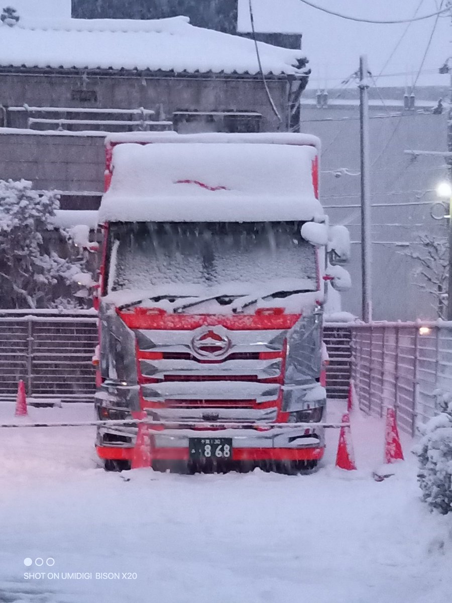雪まみれのトラック君😂