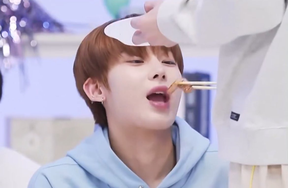 เจ้าของตำแหน่งป้อนข้าวป้อนขนมให้น้องซอนอูต้องจองวอนจีงๆอะ นี่ว่าแก้มฟูๆนางเลี้ยงของนางมาด้วยซ้ำ น้องเจตรักพี่อุ่นเท่าฟ้า