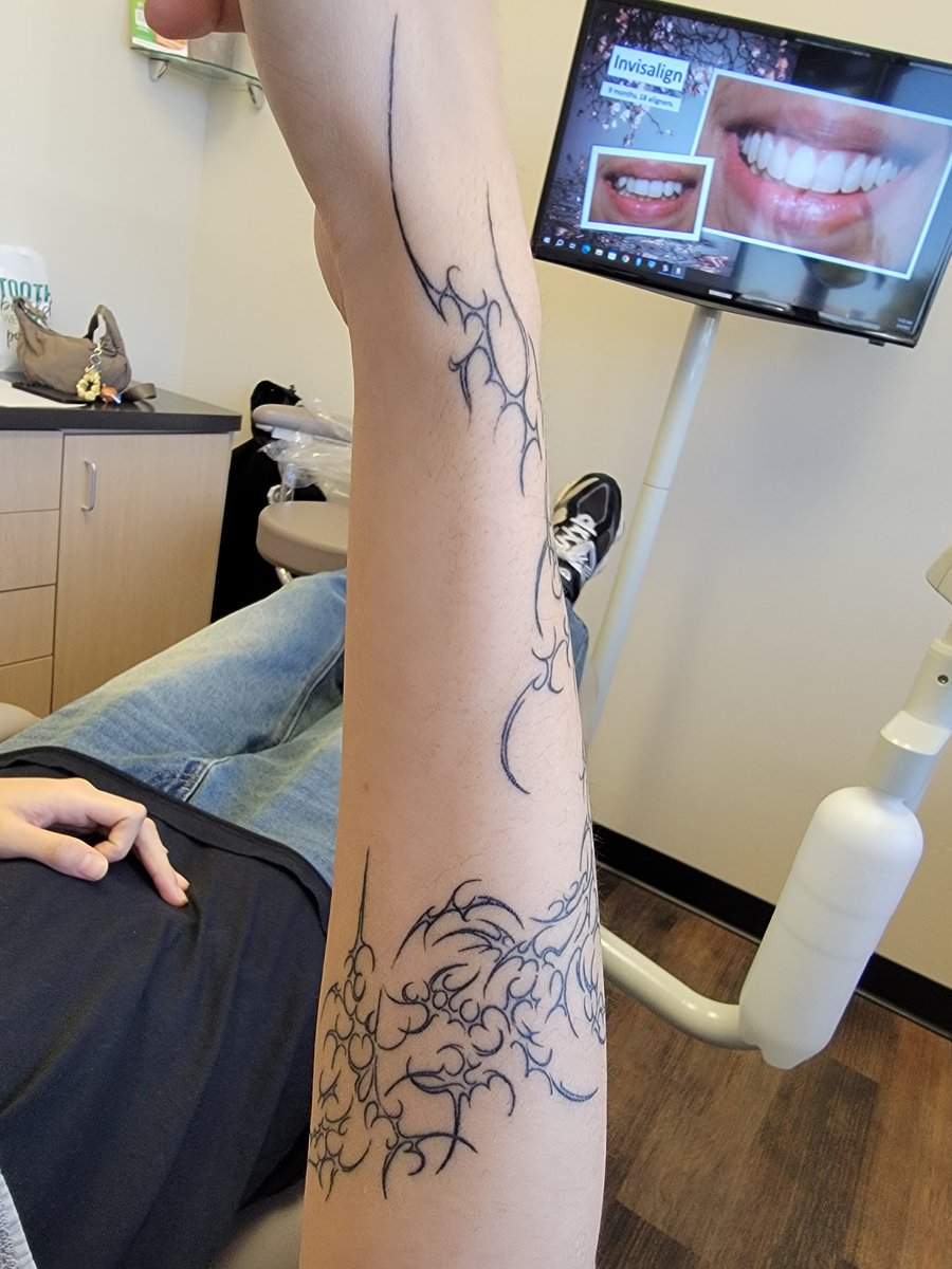 sandrareyesdds's tweet photo. Catching up with my patients and inspecting the new #tats . Loving the fine lines on that #tattoo .

#ilovedoc  #reyesdental #tattoos #lovemypatients #lovemypractice #theconversation #coolestdentistintown #noautographsplease https://t.co/olIcWUMlKH