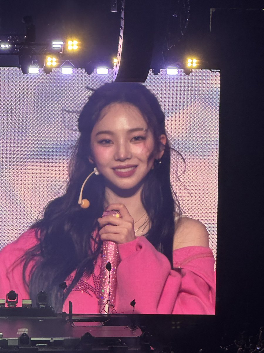 hyunscandy's tweet photo. aespa on the big screen🤩 https://t.co/kECml0T5Te