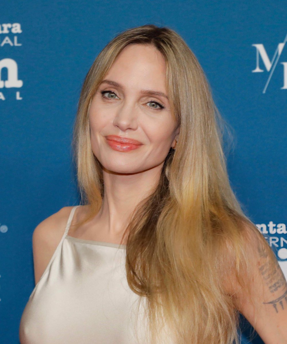 Angelina Jolie tweet media