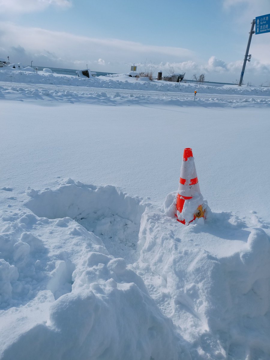 COMADO14's tweet photo. すごい雪になりました⛄️
ひとまず、雪掻き分けながら…w
喜右エ門さんへ、ドーナツ納品完了です！
本日はシナモンシュガードーナツもあります✨
プレーン、きび和糖、わかめドーナツ、きびわかめドーナツ、の5種類あります🍩宜しくです〜😊 https://t.co/8gs30KpWXp
