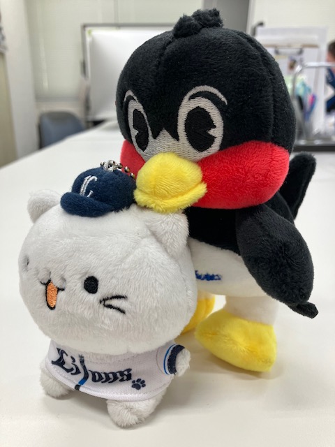 BELLUNA_'s tweet photo. たいへんなときは、よりかかってもいいにゃ~😸
#べるーにゃ #ベルーナ #べるーにゃのココ空いてますよ #つば九郎待ってるよ https://t.co/Nt5r0FnrnM