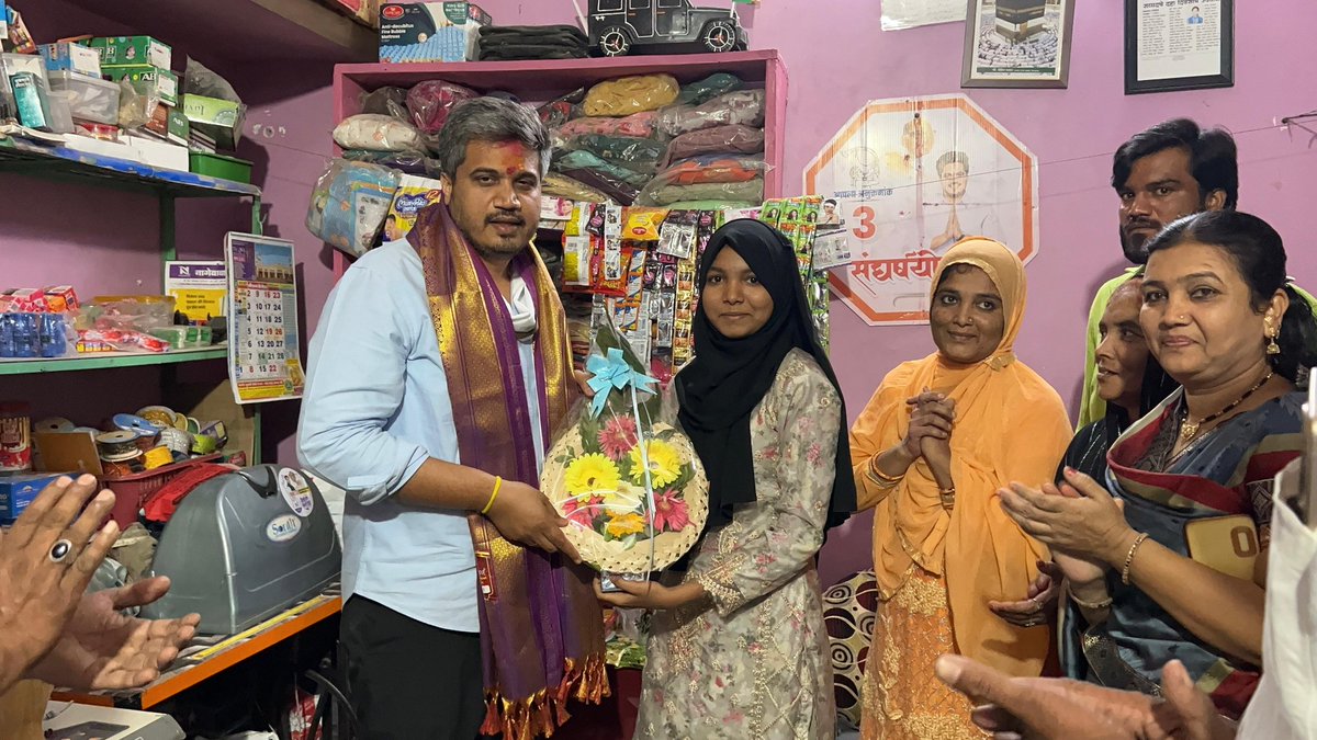 RRPSpeaks's tweet photo. विद्यार्थी हा माझ्या कायमच आस्थेचा आणि काळजीचा विषय आहे. शिक्षणाच्या माध्यमातून त्यांच्या उज्ज्वल भविष्यासाठी कायमच अधिकाधिक सुविधा निर्माण करुन देण्याचा मी प्रयत्न केलाय. यातूनच माझं आणि विद्यार्थ्यांचं एक स्वतंत्र बाँडिंग तयार झालंय. कदाचित याचाच एक भाग म्हणून की काय जामखेडमधील नागेश विद्यालयात शिकणारी दहावीतील सायमा आरिफ शेख या विद्यार्थीनीने मतमोजणीच्या वेळी अस्थिर परिस्थिती निर्माण झाली असता माझ्या यशासाठी दहा दिवस उपवास करण्याचं साकडं देवाला घातलं ते पूर्णही केलं. जामखेड दौऱ्यात तिची घरी जाऊन भेट घेतली. तसंच तिच्या कुटुंबियांशीही चर्चा केली.