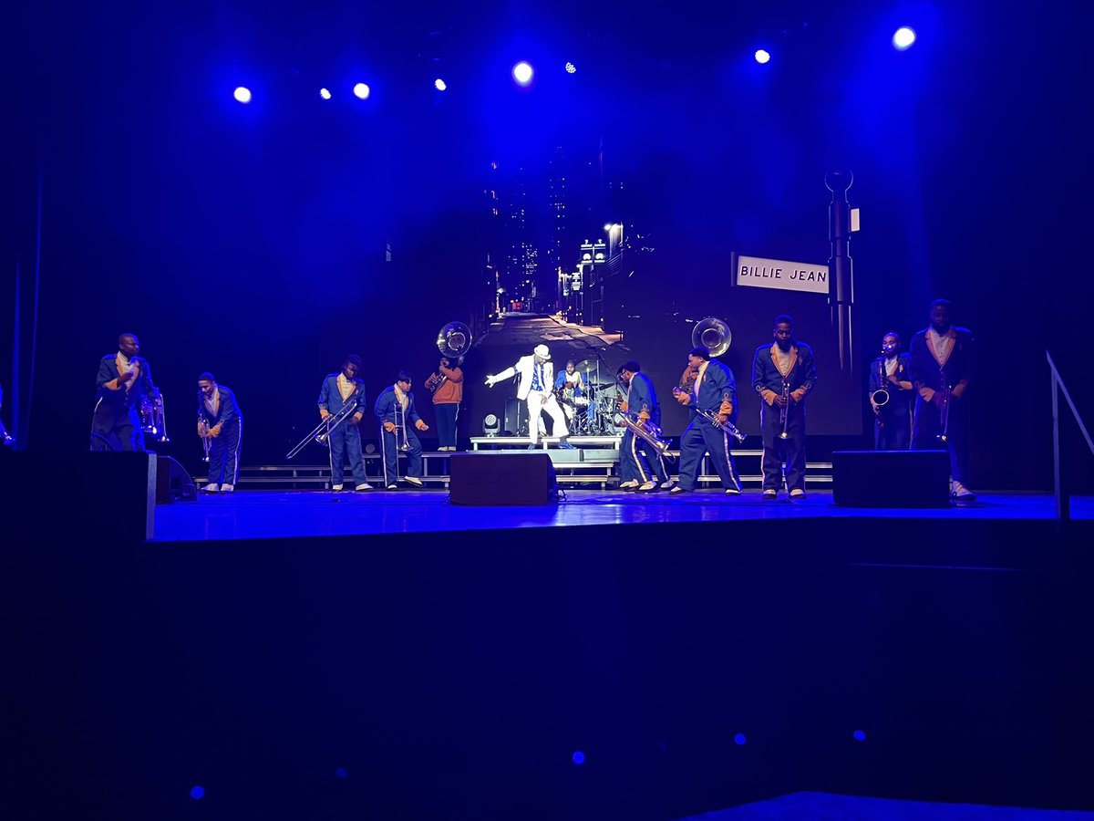 twyatt2200's tweet image. What an outstanding performance by @DrumlineLive @EPCEffingham #tripdownmemorylane Tons of talent fun &amp;amp; energy!!!