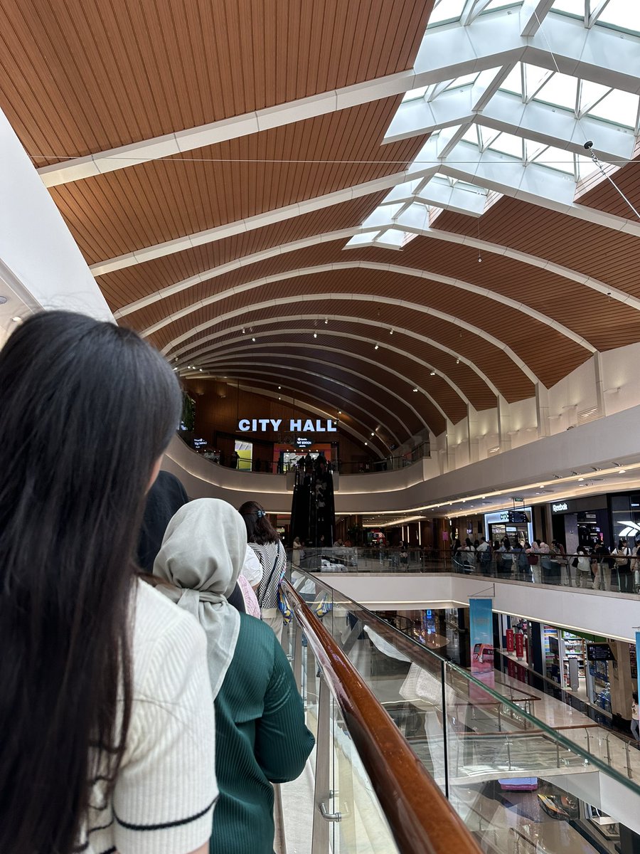imajiwc's tweet photo. aku udah masuk sendiri buat dpt no antrian, kalo ada yg sendiri juga bareng yukkkk biar bisa gantian foto2in https://t.co/dnAqXtGCeM