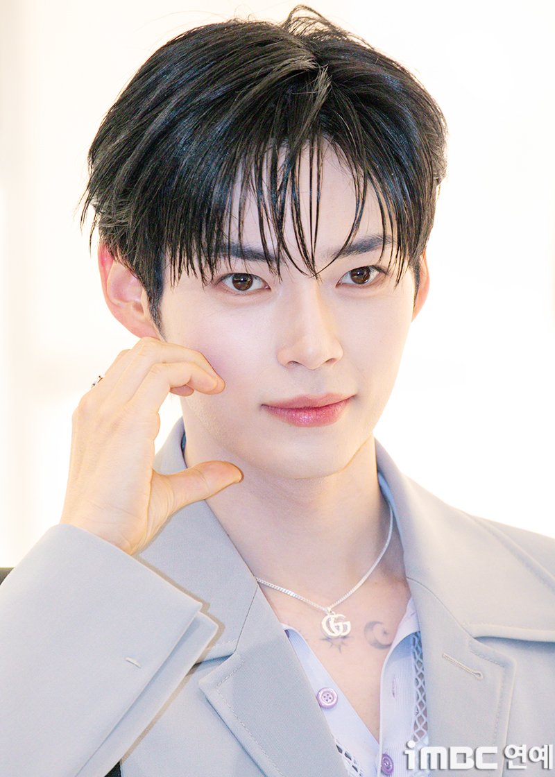 [포토] 성한빈, 조각미남 
#제로베이스원 #ZEROBASEONE #ZB1
#성한빈 #SUNGHANBIN #구찌 #GUCCI
#포토콜_250207 [iMBC연예]

제로베이스원 성한빈이 7일 오전 서울 현대백화점 압구정 본점에서 열린 이탈리아 명품 브랜드 스토어 리뉴얼 오픈 행사에 참석해 포즈를 취하고 있다.

⬇️고화질 Click Plz⬇️