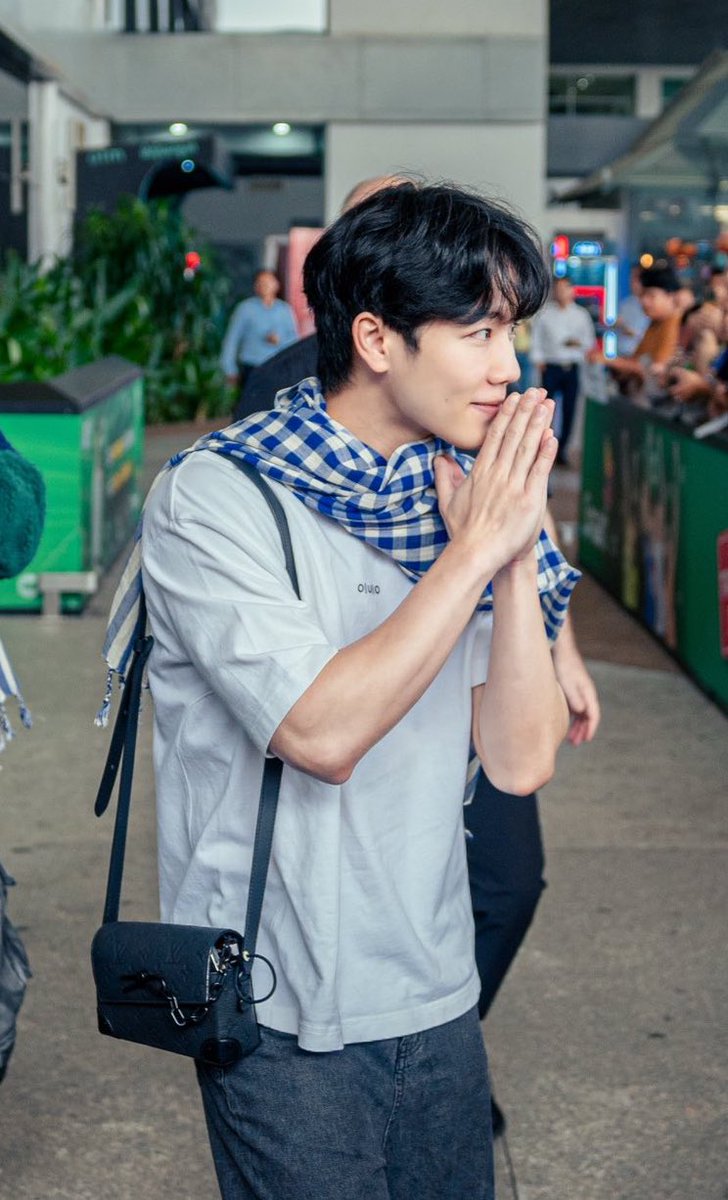 wananwish's tweet photo. กระเป๋าคุณหนูlvกับผ้าขาวม้า���องเค้า https://t.co/hfpYnD76AZ