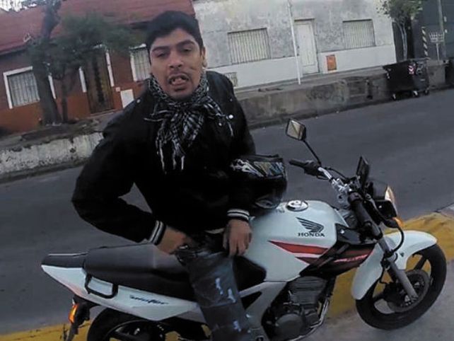 AleDipolito's tweet photo. Hoy con la moto frené en un semaforo al lado de un auto con ventanillas bajas y el tipo puso el seguro de la puerta clavo el giro y se fue https://t.co/dVbRg1Iwpz