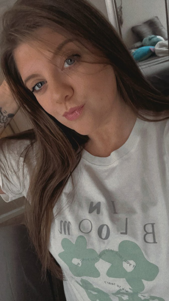 BancoDeBella's tweet photo. I wanna go back to my dark hair and also need Maintenace on my lip fillers :p 

Send for both losers https://t.co/ravxp3OJ0H