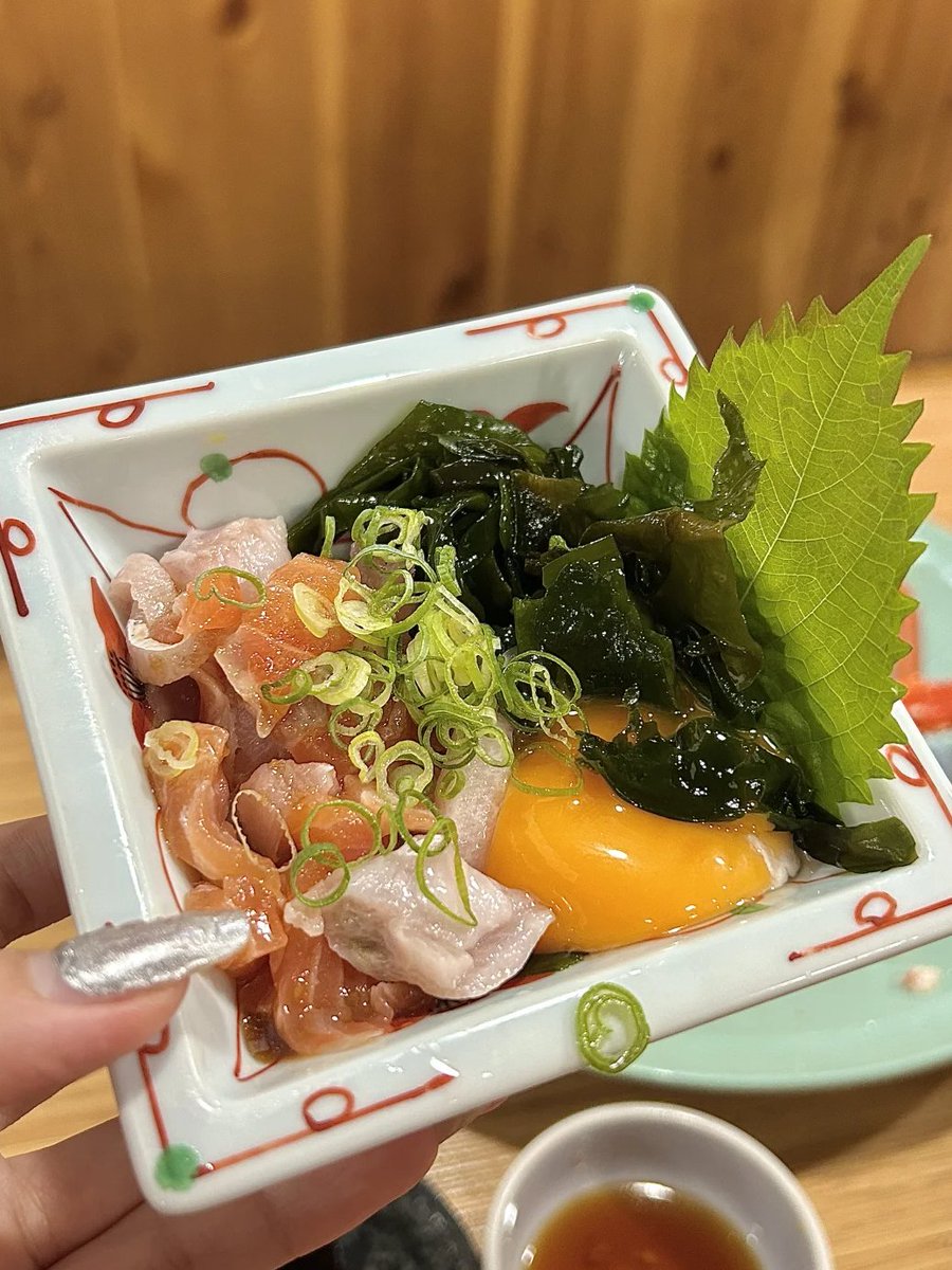 一皿に込められた繊細なバランスと深い味わいが、まるで芸術品のように洗練された美しさを放っている✨。