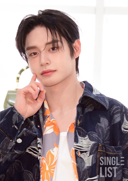 leon_batery's tweet photo. @butterflycult01 @slist2015 @ZB1_official KIM JIWOONG AT GUCCI
#GUCCIxJIWOONG
#KIMJIWOONG #김지웅
@gucci https://t.co/X5NZpCwgWH