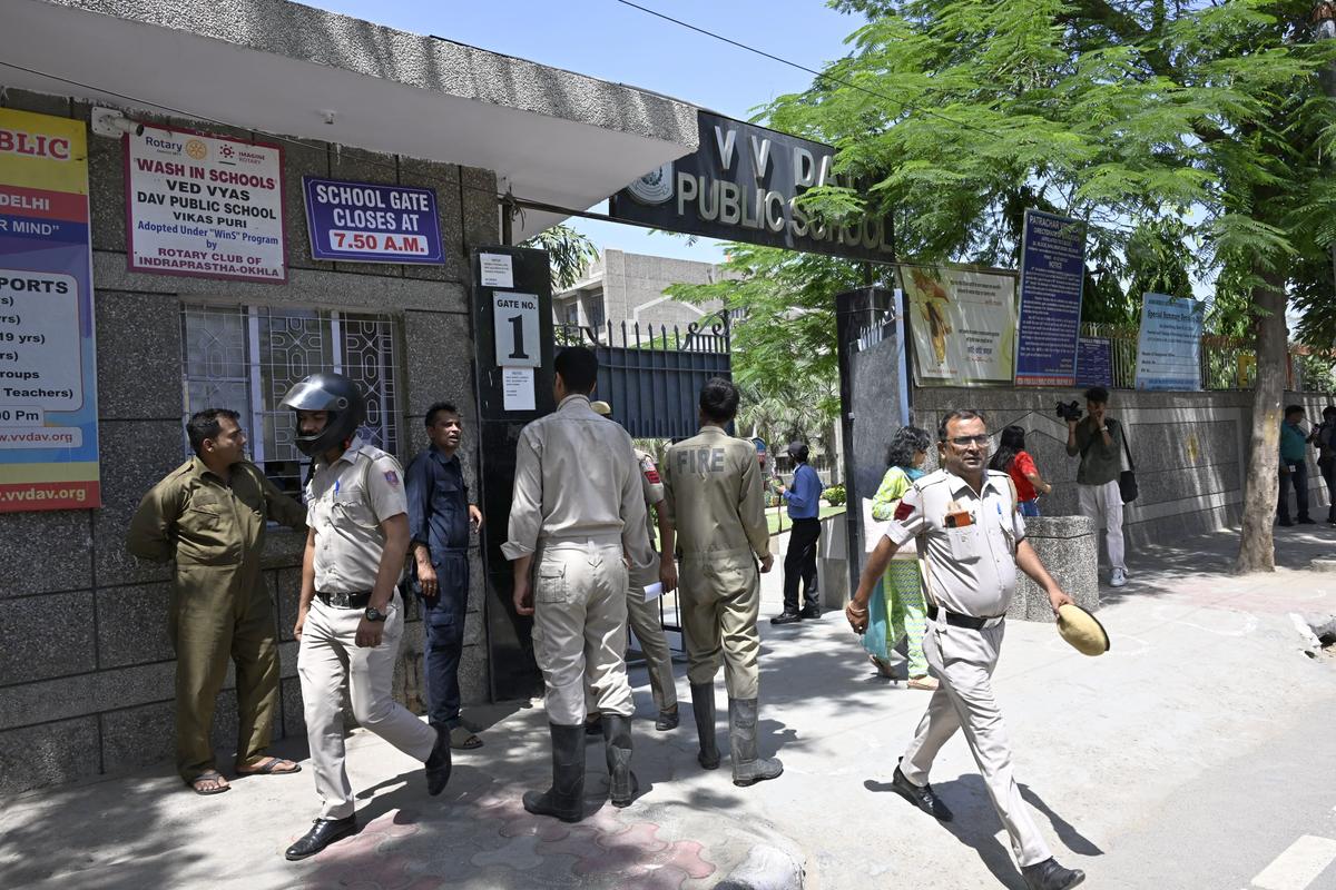 ArmedForces_IND's tweet photo. #DelhiPolice into action after #BombThreat to Delhi Schools.
#DelhiElections #DelhiMetro #ExitPolls #RapoRate https://t.co/6vV5cHkaRG