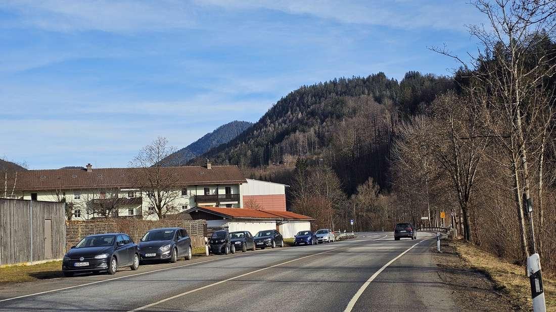 (+) Die Parksituation am Berchtesgadener Gymnasium wird als problematisch bezeichnet. Schüler parken ihre Autos entlang der Bundesstraße 305. Doch: Die Gemeinde sieht sich nicht in der Pflicht, Abhilfe zu schaffen. bgland24.de/bgland/region-…